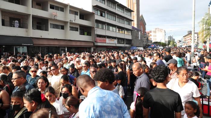 Oraciones y cantos marcaron el ambiente durante toda la procesión.