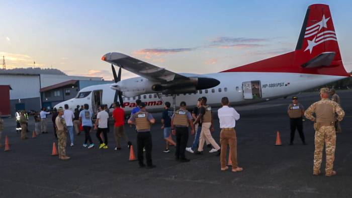Migración saca del país a 43 extranjeros en vuelo chárter a Colombia