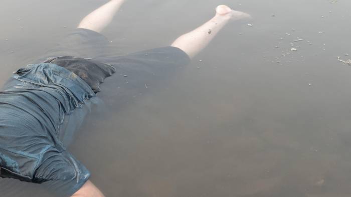 Residentes del área dijeron que la víctima no residía allí. Aparentemente lo asesinaron en otro lugar y lo abandonaron allí. Se investiga el caso.