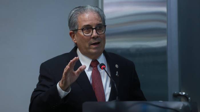 El ministro de Salud, Fernando Boyd Galindo.