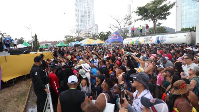 El Festival Carnavalístico en la Cinta Costera reunió este domingo a miles bajo la lluvia y el ritmo urbano.