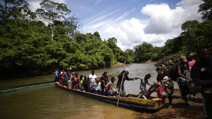 Fotografía de archivo de migrantes mientras descienden de una canoa antes de llegar a la Estación de Recepción Migratoria (ERM) de Lajas Blancas luego de atravesar la selva del Darién (Panamá). EFE/ Bienvenido Velasco