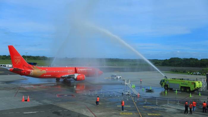 El avión fue bañado como bendición.