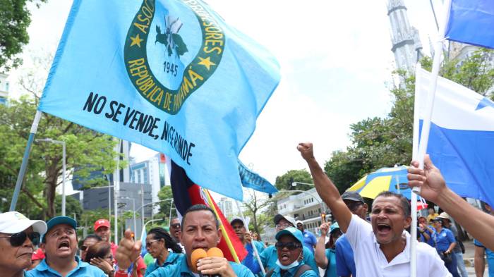 Hace dos días, los docentes entregaron 120 carpetas a la Defensoría del Pueblo como evidencia de las presuntas violaciones a sus derechos.”