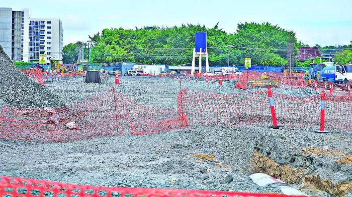 Concluida la fase de pilotes, el equipo se prepara para la prueba de la integración del acero-columna cabezal-viga sísmica.