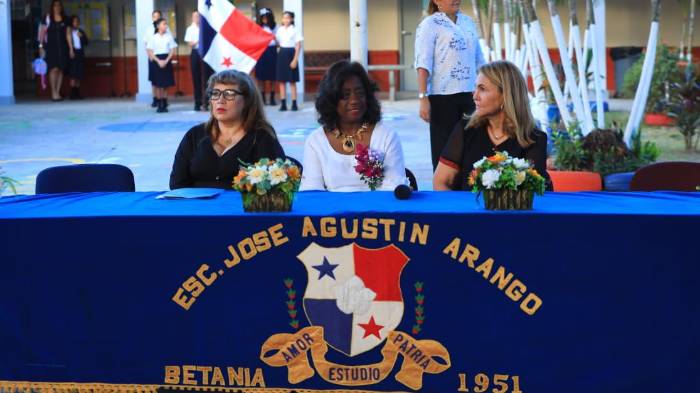 La ministra de Educación en la Escuela José Agustín Arango, en Betania.