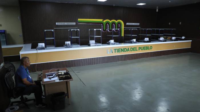 Las tiendas son espaciosas y tienen aire acondicionado.