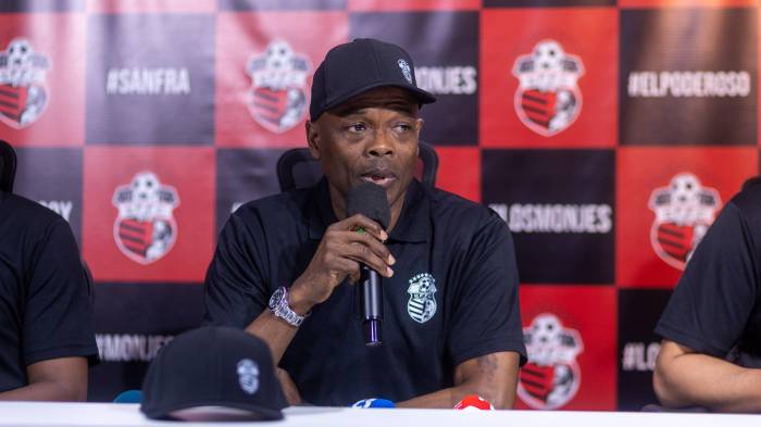 Jorge Dely Valdés durante la conferencia de prensa.