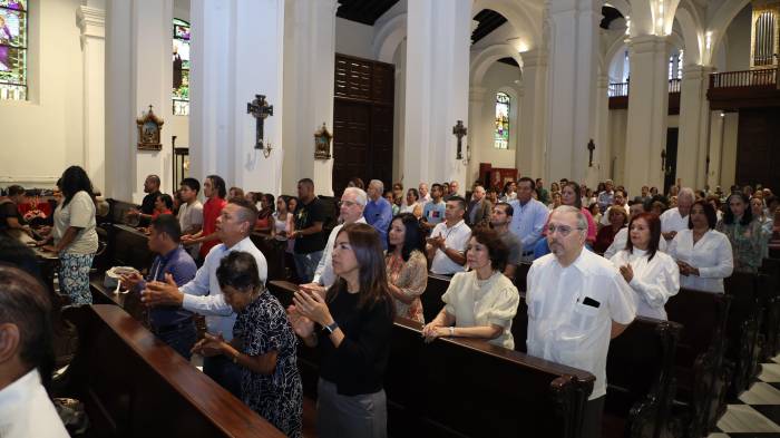 Monseñor Ulloa destacó el trabajo de la Escuela Nocturna, que brinda segundas oportunidades a quienes desean superarse.