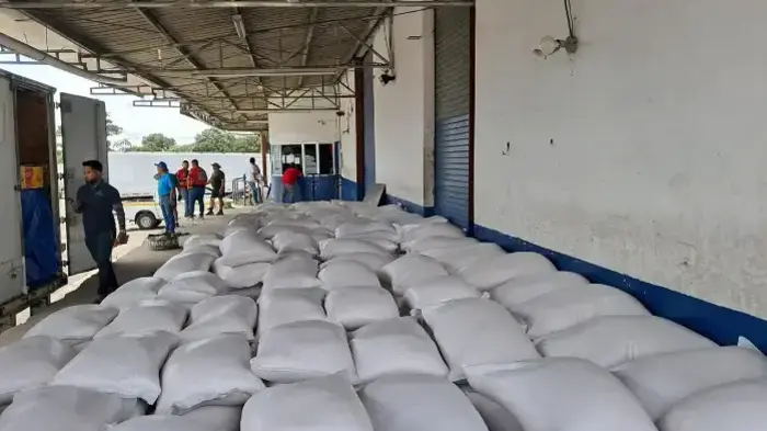 En el retén de San Isidro se retuvieron dos camiones articulados con 1,031 sacos de arroz.