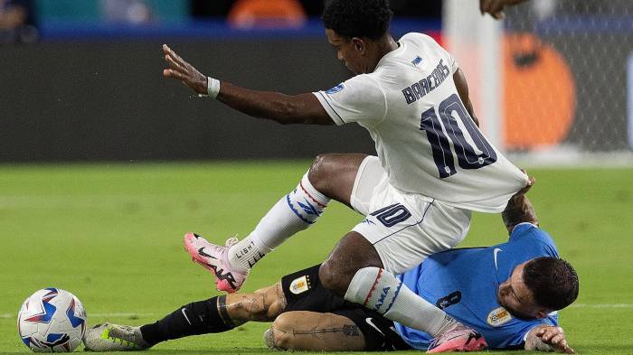 Miami (United States), 23/06/2024.- Panama midfielder Edgar Barcenas (L) and Uruguay defender Nahitan Nandez (R) battle for the ball during the first half of the CONMEBOL Copa America 2024 group C match between Uruguay and Panama, in Miami, Florida, USA 23 June 2024. EFE/EPA/CRISTOBAL HERRERA-ULASHKEVICH