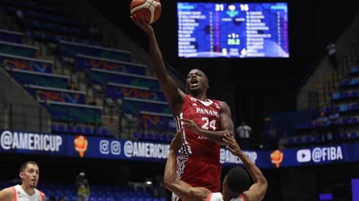 Aaron Gedeon (c) de Panamá lanza el balón este sábado, en un partido de la FIBA Americup 2025 entre Panamá y Canadá en Managua (Nicaragua).