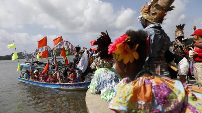 El vistoso desfile de botes por la Bahía de Portobelo.