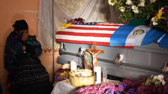 La madre de María Florinda Ríos Pérez, Vilma Pérez, llora al lado del ataúd donde se encuentra el cuerpo de su hija este martes, en Cabricán (Guatemala). EFE/ Alex Cruz