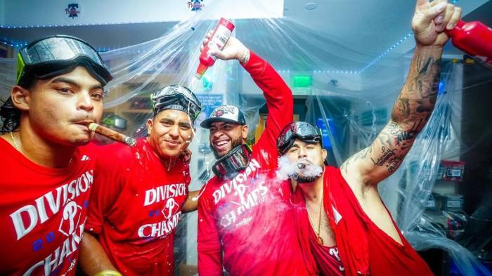 Edmundo Sosa en medio de la celebración, tras ganar la División Este de la Liga Nacional.