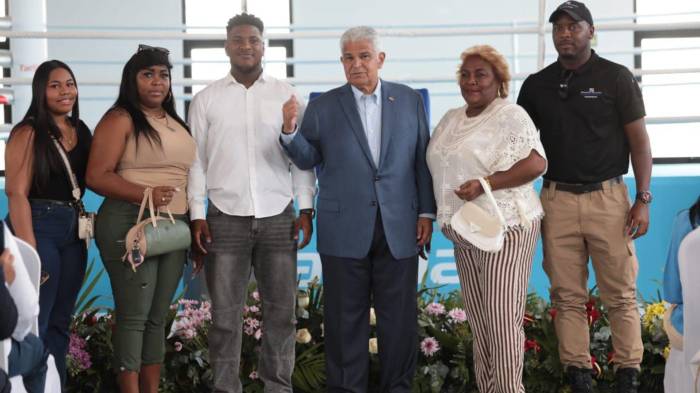 La familia de Luis ‘Matador’ Tejada posa junto al presidente José Raúl Mulino tras el reconocimiento que inmortaliza su legado en el nuevo centro de alto rendimiento.