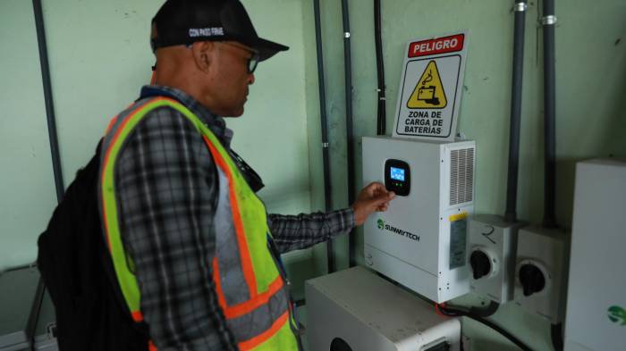 Un sistema prepago permite que una empresa concesionada cobre por la energía utilizada y proporcione el mantenimiento necesario a paneles, baterías e inversores.