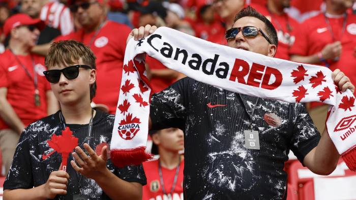 Aficionados de Canadá animan este viernes, previo a un partido del grupo B del Mundial de la FIFA 2026 entre Canadá y Bosnia y Herzegovina en el estadio BMO Field de Toronto (Canadá).