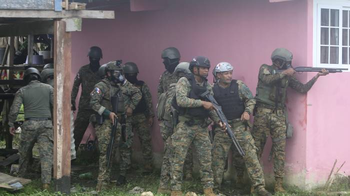 Agentes del Servicio Nacional de Fronteras resguardan el área tras enfrentamientos con manifestantes en la provincia de Darién..