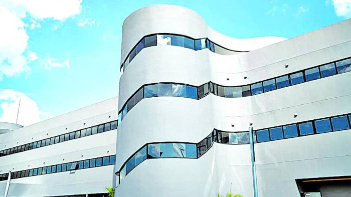 Las instalaciones del CAR incluyen un edificio administrativo con consultorios de rehabilitación física y medicina deportiva.