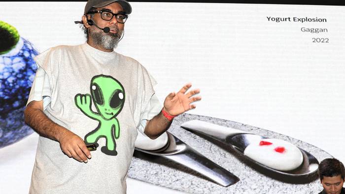 El chef Gaggan Anand de Tailandia habla en la inauguración del Foro Gastronómico Internacional este martes, en Bogotá (Colombia). EFE/ Carlos Ortega