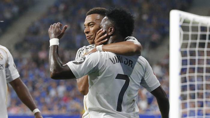 Los delanteros del Real Madrid Vinicius Junior (d) y Kylian Mbappé celebran uno de los goles, durante el partido de LaLiga de fútbol que Real Oviedo y Real Madrid han disputado este domingo en el estadio Carlos Tartiere.
