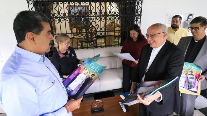 Fotografía cedida por Prensa del Palacio de Miraflores del presidente de Venezuela, Nicolás Maduro (i), saludando al arzobispo de Caracas, monseñor Raúl Biord (d), durante una reunión, en Caracas (Venezuela).