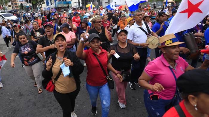 Manifestantes aseguran que no se retirarán de las calles hasta que se derogue la ley.