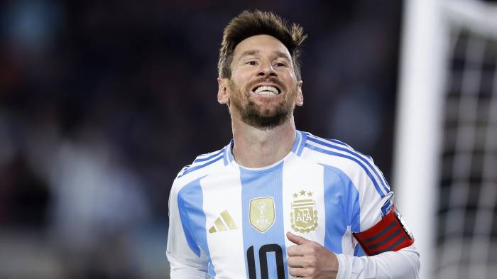 Lionel Messi, de Argentina, celebra un gol en un partido por las eliminatorias.