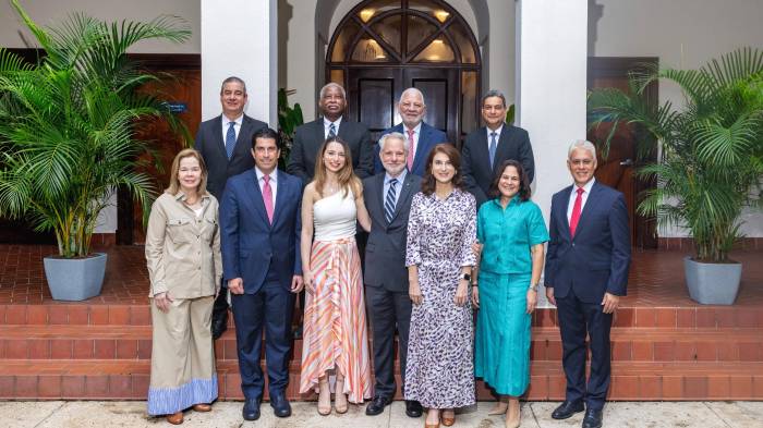 Miguel Lorenzo Fábrega (centro) junto a miembros de la Junta Directiva del Canal de Panamá durante su toma de posesión.