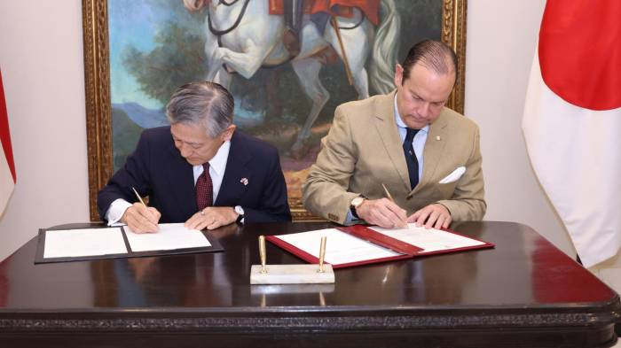 El embajador japonés en Panamá, Matsunaga Kazuyoshi y el ministro de Relaciones Exteriores, Javier Martínez-Acha.
