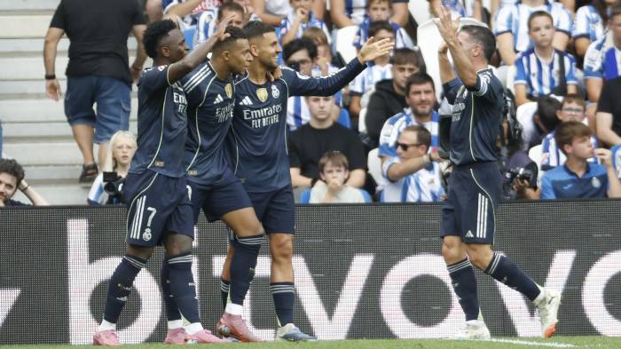 Los jugadores del Real Madrid celebran el gol de Arda Guler.