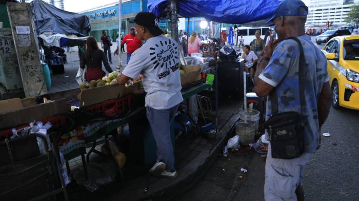 Vendedores ambulantes temen ser desalojados este martes.