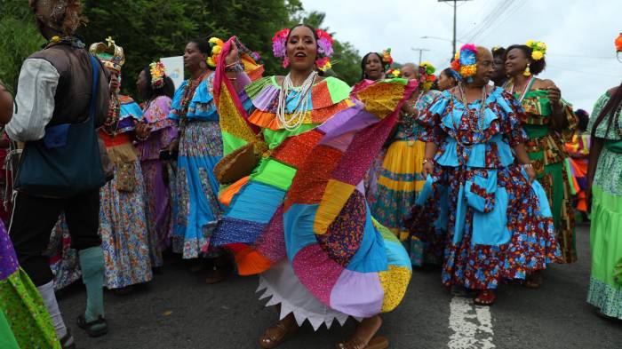Durante la celebración en Portobelo, los Congos representan episodios históricos de la esclavitud y la resistencia afrodescendiente mediante personajes simbólicos, vestuarios coloridos y ritmos tradicionales.