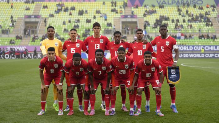 Jugadores de Panamá forman este viernes, en un partido del grupo B de la Copa Mundial Sub-20 entre Panamá y Corea del Sur en el estadio Elías Figueroa Brander, en Valparaíso (Chile).
