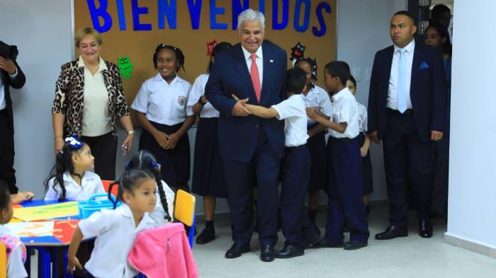 El presidente José Raúl Mulino recorrió las aulas y compartió con los estudiantes, quienes le mostraron de cerca su entusiasmo por la nueva escuela.
