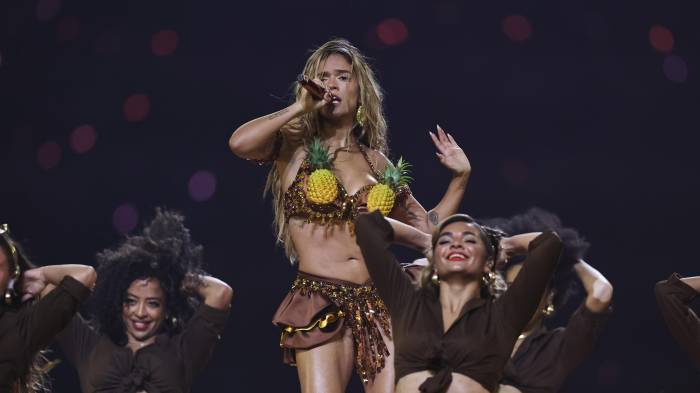 La cantante colombiana Karol G canta en el intermedio de un partido de la NFL.