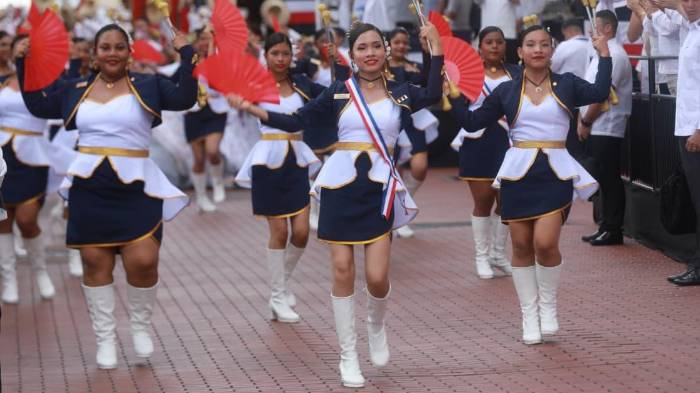 Con orgullo, los estudiantes rindieron homenaje a los Símbolos Patrios.