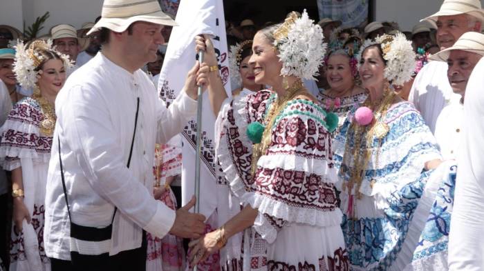 Mulino y su esposa presentes en el desfile de las Mil Polleras