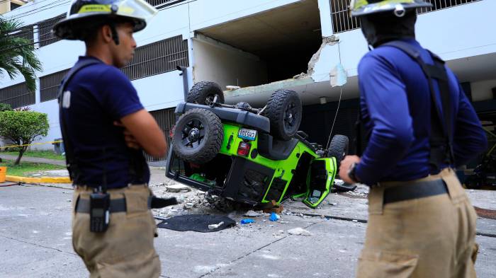 Jeep cayó de 3 metros de altura, conductor se salvó