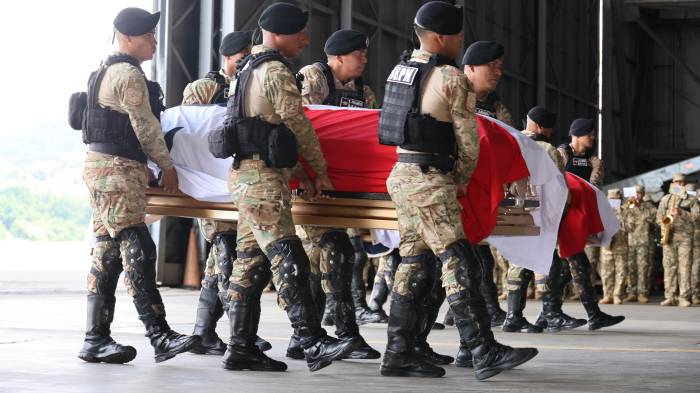 Entre llanto y honores despiden a dos aeronavales