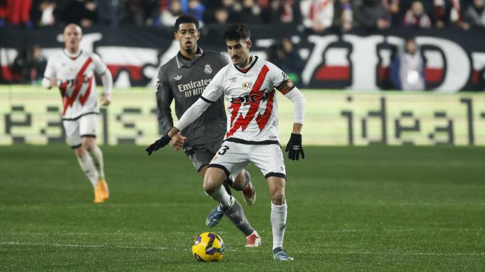 El centrocampista del Rayo Vallecano Óscar Valentín controla el balón ante Jude Bellingham.