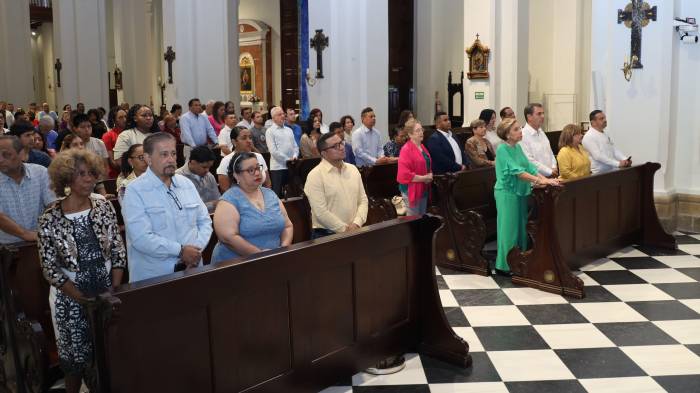 Durante la misa, se celebraron también los 90 años de vida de Mayín Correa, a quien monseñor Ulloa reconoció por su entrega al país.