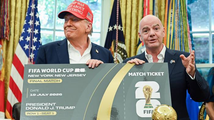 El presidente de Estados Unidos, Donald Trump (i), y al presidente de la FIFA, Gianni Infantino.