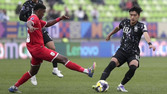 Kevin Walder (i) de Panamá disputa el balón con Byung-Wook Choi de Corea del Sur este viernes, en un partido del grupo B de la Copa Mundial Sub-20 entre Panamá y Corea del Sur en el estadio Elías Figueroa Brander, en Valparaíso (Chile).