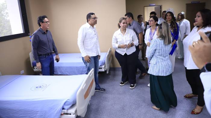 El director Dino Mon, durante una gira en centros hospitalarios chiricanos.