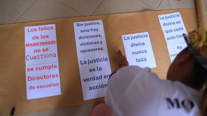 Docentes separados se plantan por 24 horas frente a la Corte