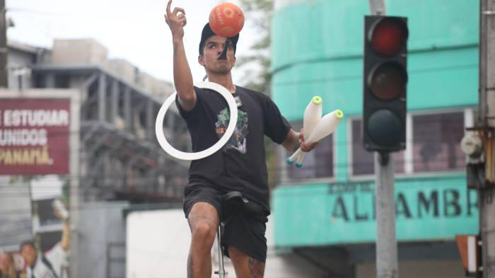 ‘Sin Tornillos’: el artista que desafía el asfalto de Panamá desde las alturas