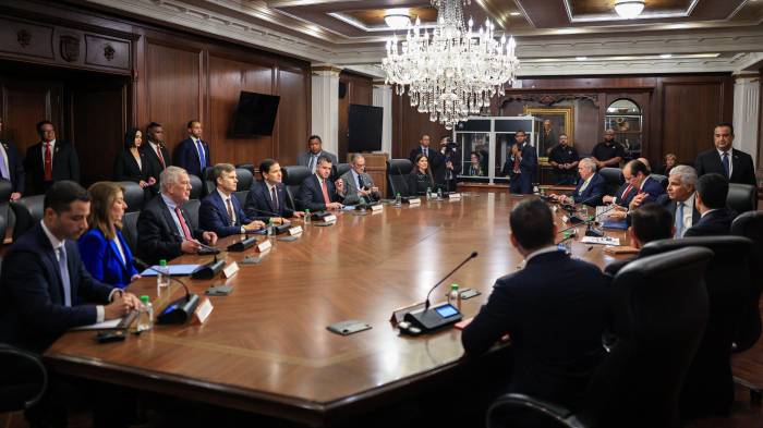 Reunión de delegaciones en Presidencia.