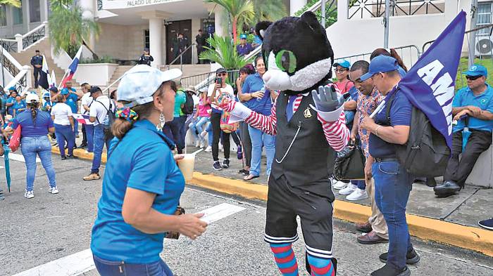 Los docentes mantienen una postura positiva y reiteran ¡la pelea es peleando!.